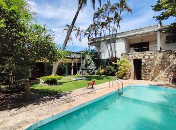 Quintal · Casa exclusiva à venda entre Santa Teresa e Laranjeiras, com 374m² com 5 quartos, piscina e churrasq