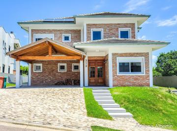 Casa · 305m² · 4 Quartos · 2 Vagas · Casa mobiliada em condomínio Alphaville com 4 suítes, área verde nos fundos e piscina