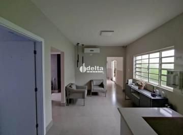 Photo 1 · Casa comercial disponível para locação no bairro Martins em Uberlândia-MG.