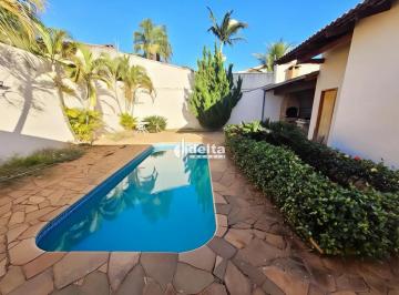 Casa · 233m² · 3 Quartos · 4 Vagas · Casa residencial alto padrão disponível para locação no bairro Cidade Jardim em Uberlândia-MG