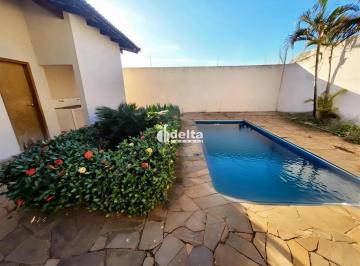 Casa · 233m² · 3 Quartos · 4 Vagas · Casa residencial alto padrão disponível para locação no bairro Cidade Jardim em Uberlândia-MG