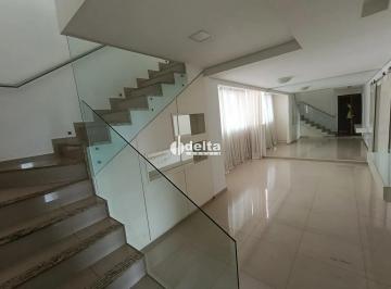 Apartamento · 200m² · 4 Quartos · 2 Vagas · Cobertura duplex disponível para locação no bairro Santa Mônica em Uberlândia-MG