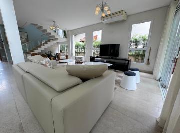 Casa · 430m² · 4 Quartos · 4 Vagas · 
                                Venda de Casa Mobiliada 430m2 no Condomínio Granville Balneário Cid