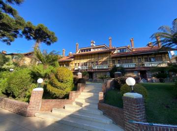 Casa · 189m² · 2 Vagas · CASA EM GRAMADO, 3 DORM, EM CONDOMINIO.
