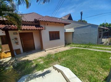 Casa · 189m² · 3 Quartos · 3 Vagas · Casa de 3 quartos, suíte e patio no bairro Medianeira em POA