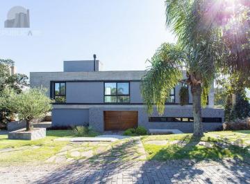Casa · 443m² · 4 Quartos · 4 Vagas · Casa à venda - em Teresópolis
