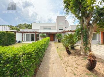 Casa · 200m² · 5 Quartos · 2 Vagas · Linda Residência em Condomínio Fechado no Bairro Pedra Redonda.