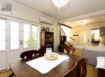 Casa · 217m² · 4 Quartos · 3 Vagas · Casa de 4 quartos, 3 banheiros, 3 vagas no bairro Rio Branco