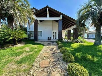 Casa · 323m² · 5 Quartos · 2 Vagas · Sobrado de esquina a venda no Condomínio Velas da Marina com 5 quartos sendo uma