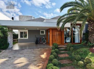 Casa · 210m² · 3 Quartos · 2 Vagas · Com três dormitórios, sendo duas suítes