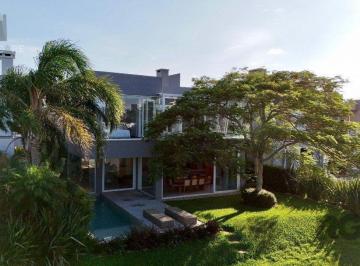 Casa · 140m² · 4 Quartos · 2 Vagas · Casa à venda - em Xangri-Lá