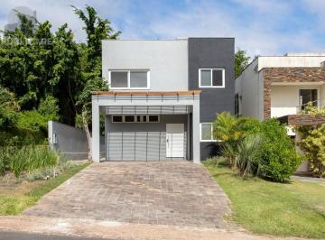 Casa · 300m² · 4 Quartos · 2 Vagas · Casa em condomínio no Terra Ville .Esta casa de alto padrão, dispõe de 4 suítes