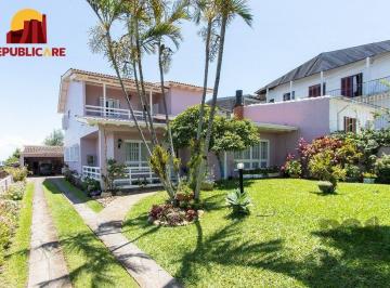 Casa · 284m² · 4 Quartos · 5 Vagas · Casa com 4 quartos, suíte, churrasqueira, lareira, garagem coberta e lindo jardi