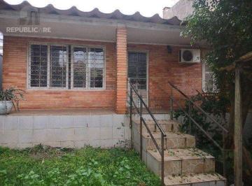 Casa · 200m² · 4 Quartos · 4 Vagas · Casa de 2 quartos, com edícula, próximo a Av. Wenceslau Escobar