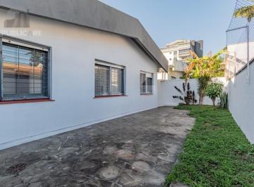 Casa · 255m² · 3 Quartos · 4 Vagas · Casa com 3 quartos, 4 vagas e pátio no Bairro Jardim Lindóia.