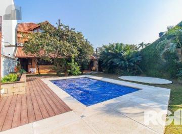 Casa · 335m² · 3 Quartos · 4 Vagas · Casa espaçosa com 3 dormitórios, pátio com piscina e 4 vagas