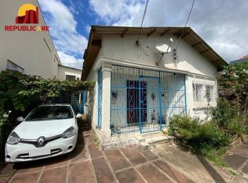 Casa · 180m² · 2 Quartos · 2 Vagas · Ampla casa de 180m² com 2 dormitórios e churrasqueira.