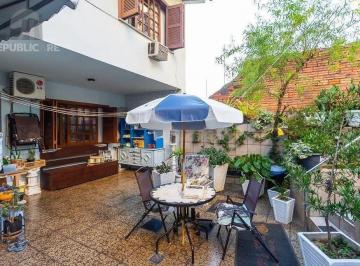 Casa · 360m² · 6 Quartos · 5 Vagas · Casa espaçosa com 6 dormitórios e vista incrível no Cristo Redentor
