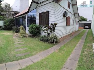 Casa · 90m² · 3 Quartos · 3 Vagas · Casa no Centro de Tramandai com pátio