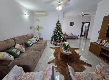 Sala de Estar e vista para Sala de Jantar · Casa de Alto Padrão com Lazer Completo, 4 Suítes e Energia Solar em Bairro Nobre