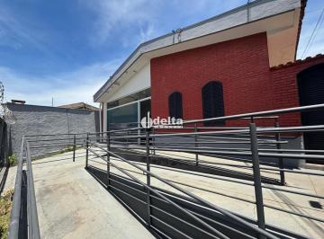 Comercial · 200m² · 2 Vagas · Casa comercial disponível para locação no bairro Cazeca em Uberlândia-MG