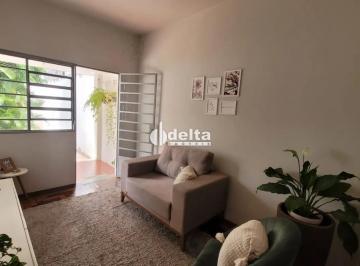 Casa · 450m² · 3 Quartos · 4 Vagas · Imóvel residencial com 3 casa, disponível para venda no bairro Martins em Uberlândia-MG