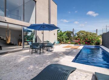 Casa de 3 quartos, Curitiba · Espetacular, projeto moderno, aquecimento solar, piscina aquecida, vizinho Parque Tangua