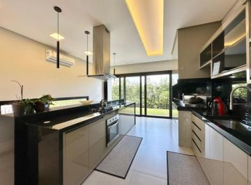 · Casa em Condominio 4 Dormitórios - Bairro Dubai