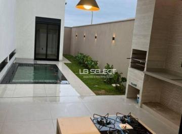 5a881d94f9ac2da96955a2f173bf58d2237e48eb · Casa no condomínio Raros com três quartos e varanda gourmet.