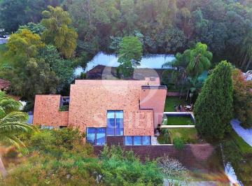 Casa · 754m² · 4 Quartos · 6 Vagas · Casa á Venda em Condomínio com 754m², 4 quartos sendo 4 suítes, 6 vagas.
