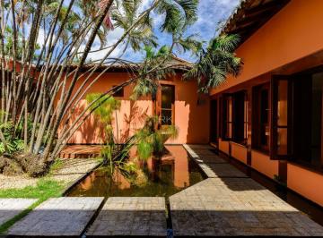 Casa · 368m² · 5 Quartos · 2 Vagas · A casa que começa com água e termina em vontade de ficar.