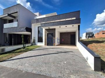 7f8c7147f3c9e6e98b9e4fe35223ca401b22edf7 · Casa com armários planejados em condomínio fechado
