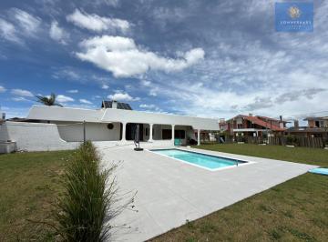 Casa · 1050m² · 5 Quartos · 4 Vagas · Casa em Amplo terreno em Atlântida, Xangri Lá