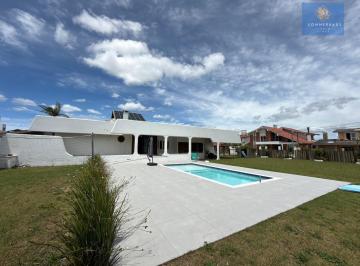 Casa · 1050m² · 5 Quartos · 4 Vagas · Casa em Amplo terreno em Atlântida, Xangri Lá