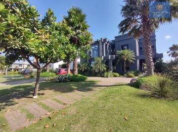Casa · 469m² · 5 Quartos · 3 Vagas · Casa em Condomínio fechado de Atlântida