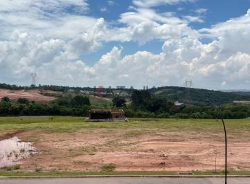 Foto 01 · Comprar/vendo: Terreno a venda com 420m², plano, no condomínio de alto padrão Portal dos Lagos, Corr