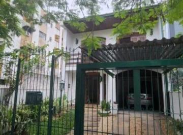 Casa · 400m² · 4 Quartos · 2 Vagas · Casa 04 dormitórios, 01 suíte e vaga coberta no bairro Petrópolis em Porto Alegre.