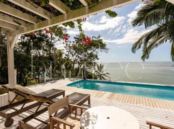 Casa de 3 quartos, Balneário Camboriú · CASA FRENTE MAR MOBILIADA NA PRAIA DE TAQUARAS EM BALNEÁRIO CAMBORIÚ-SC