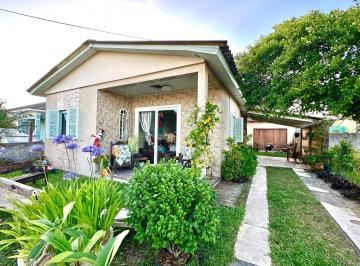 Casa · 190m² · 2 Quartos · 1 Vaga · 
                                Casa com 2 dormitórios na praia de Atlântida Sul 
                 