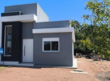 Casa · 1m² · 2 Quartos · 2 Vagas ·
Residência à venda no Centro de Viamão.