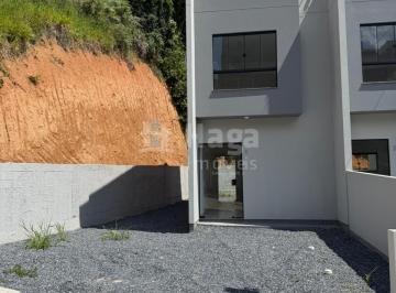 Casa · 60m² · 2 Quartos · 1 Vaga · Sobrado geminado à venda no bairro Ponta Russa em Brusque/SC