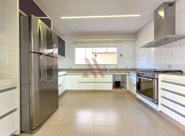 Casa · 315m² · 3 Quartos · 4 Vagas · Sobrado em Condomínio para locação no Jardins Mônaco em Aparecida de Goiânia, com 3 suítes master,