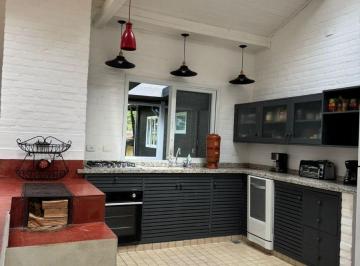 Rural de 4 quartos, Gonçalves · Arquitetura Autoral e Natureza Intocada: Um Refúgio Ímpar em Gonçalves