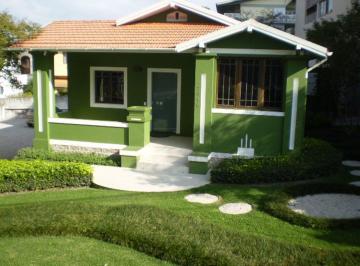 Casa de 5 quartos, Florianópolis · Alugo uma casa de alvenaria, com cinco Salas com Ar Condicionado, cozinha com armários, com pintura.