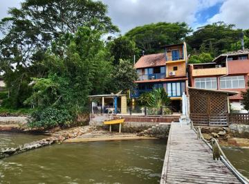 Casa de 5 quartos, Florianópolis · Casa Exclusiva Frente Mar com Trapiche Privativo - Um Refúgio Tropical Único