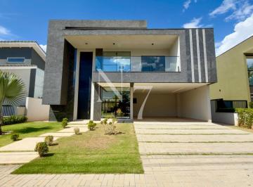Casa · 300m² · 4 Quartos · 4 Vagas · Casa de Condomínio com 4 suítes, piscina, móveis planejados.