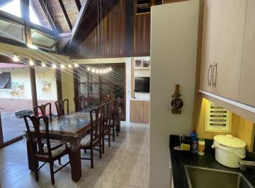 Casa · 193m² · 4 Quartos · 3 Vagas · Casa térrea com 2 suítes com amplo pátio,