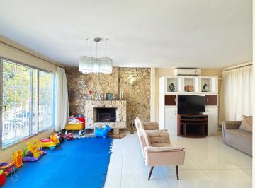 Casa · 250m² · 3 Quartos · 4 Vagas · Ótima residência com 4 dormitórios, lareira e piscina no coração do bairro Trist