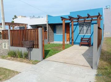 Casa · 65m² · 2 Quartos · 2 Vagas · Casa com 2 quartos, vaga de garagem e com pátio Jardim Éden.