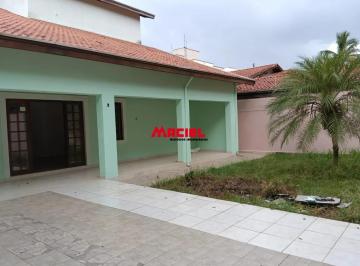 3 · 390 M2 de área construída, sendo: Parte baixa: 03 dormitórios (01 suite master) com área de closet e